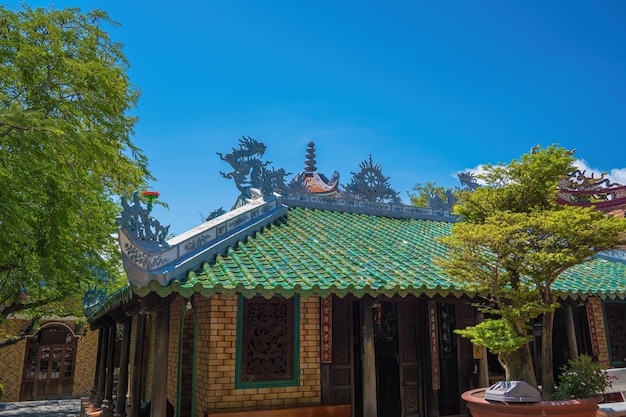 Templo budista no Vietnã Co Thach Monastery Arquitetura de beleza leva à estátua do Senhor Buda, que atrai turistas para visitar espiritualmente nos fins de semana