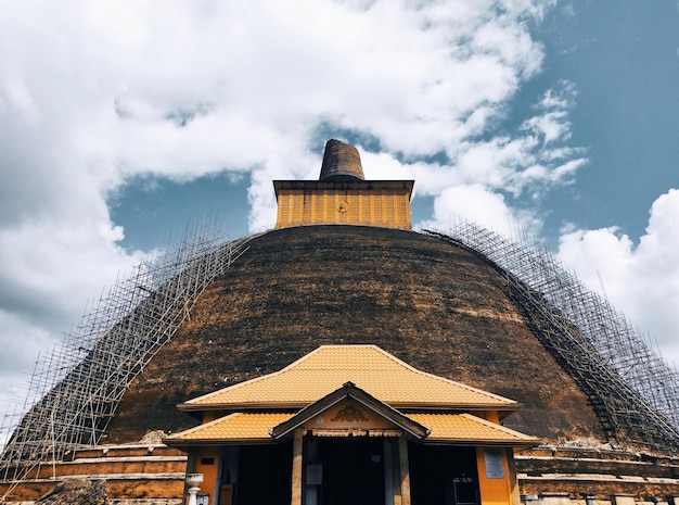 Foto templo budista en reparación gigante y amarillo