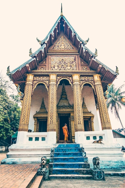 Templo budista tradicional de Laos en Luang Prabang, Laos. Los monjes limpian el templo en Laos