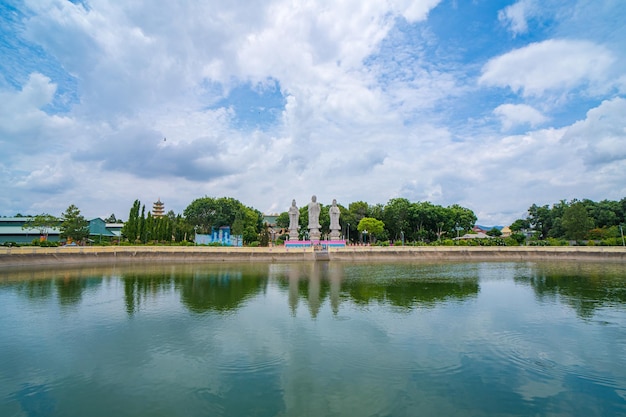 Templo budista en Vietnam Dai Tong Lam Hermosa arquitectura presbiterio templo Dai Tong Lam