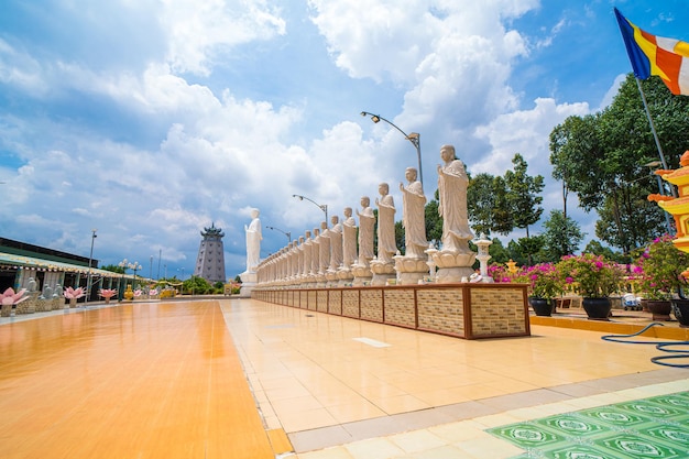 Templo budista en Vietnam Dai Tong Lam Hermosa arquitectura presbiterio templo Dai Tong Lam