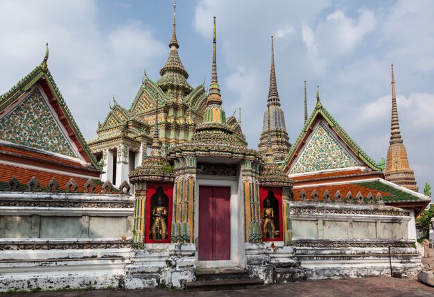 Templo budista Wat Pho Bangkok luz do dia