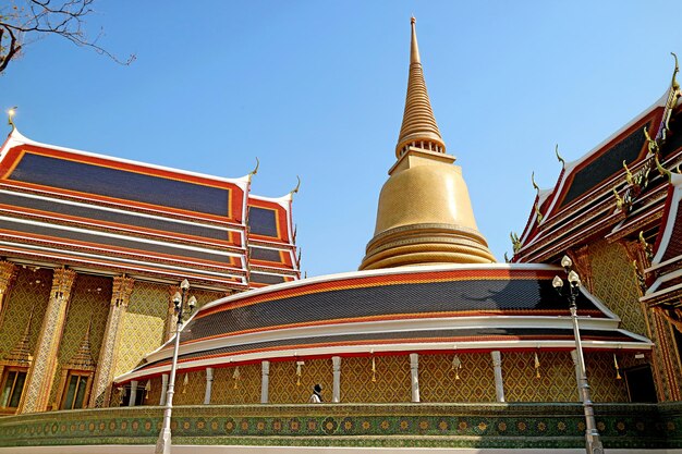 Templo budista Wat Ratchabophit com a galeria circular e um enorme pagode dourado em Bangkok