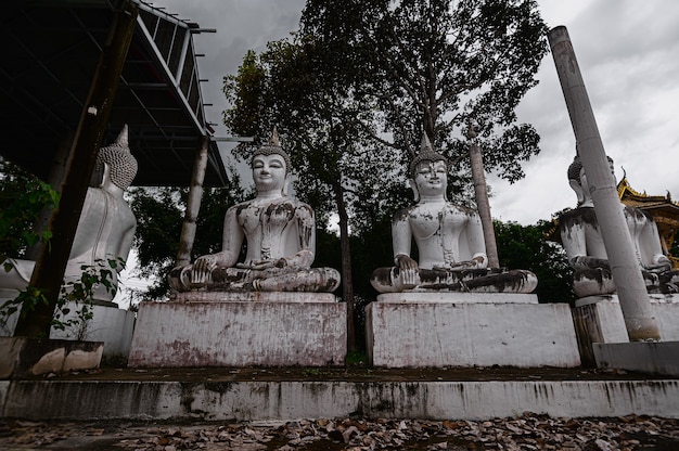 Templo budista Watpapromyan Respeto, calma la mente. en Tailandia, provincia de Chachoengsao