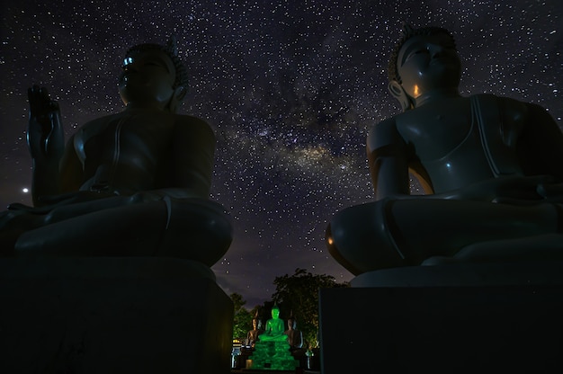 Templo budista Watpapromyan Respeto, calma la mente. en Tailandia, provincia de Chachoengsao