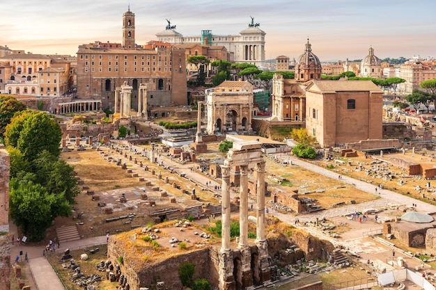 Templo de Cástor y Pólux y otros lugares emblemáticos del foro romano, Italia.