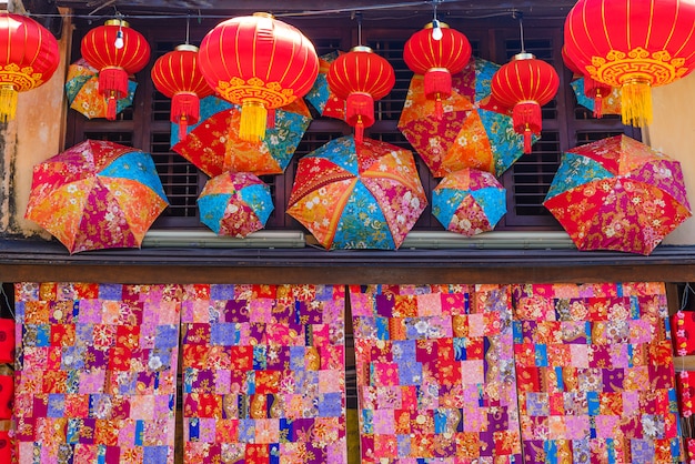 Templo chinês de decoração de luz e lanternas em georgetown, penang, malásia