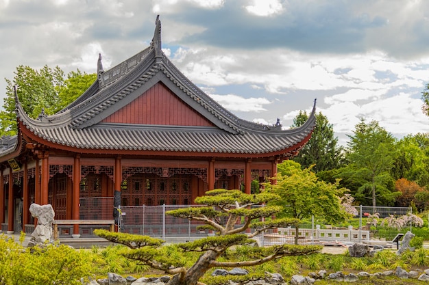 Templo chinês na seção do Jardim Chinês no Jardim Botânico de Montreal, Quebec, Canadá