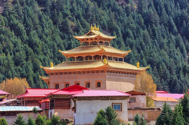 Templo chinês ou pagode tibet estilo e marcos públicos lugar público em ganzi, sichuan, china