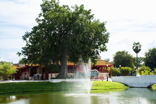 Templo chino en el parque jardín y antiguo edificio clásico y arquitectura antigua de Bang Pa en el Palacio Real para tailandeses y viajeros extranjeros que visitan Bang Pain en Ayutthaya Tailandia