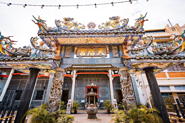 Templo chino típico en Malasia, George Town, Penang