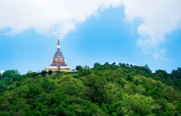 Templo en la cima de la montaña (Thaton Tailandia)