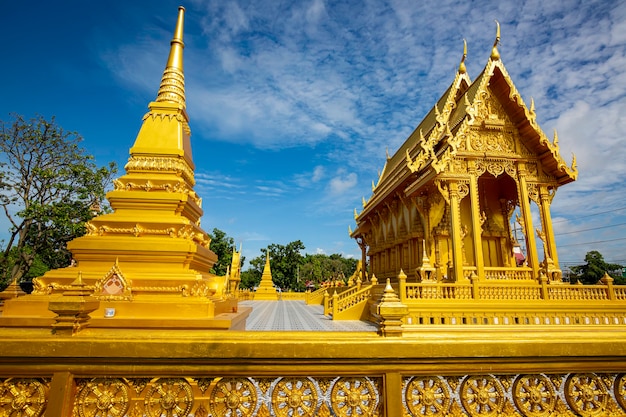 Templo de color oro hermosa arquitectura de arte en Wat Pluak Ket rayong, Tailandia