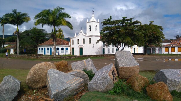 Templo construyendo contra el cielo