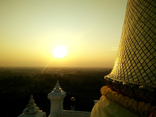Templo contra el cielo al atardecer