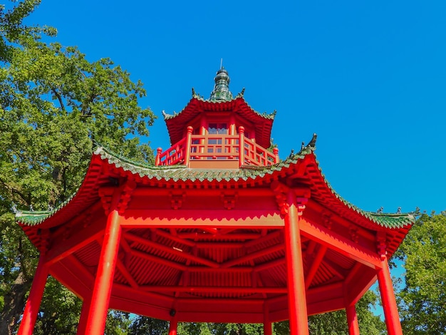 El templo contra el cielo despejado