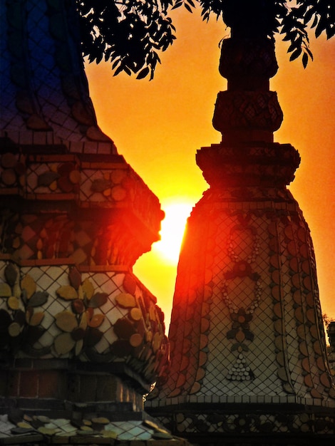 Foto templo contra o céu durante o pôr-do-sol