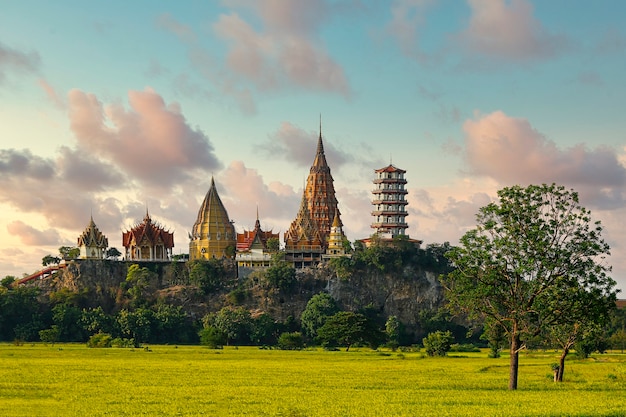 Templo de la cueva del tigre durante el crepúsculo en Krabi