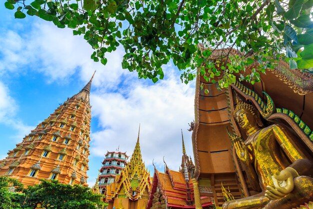 Templo de la cueva del tigre Wat Tham Sua en Kanchanaburi Tailandia es un hermoso día