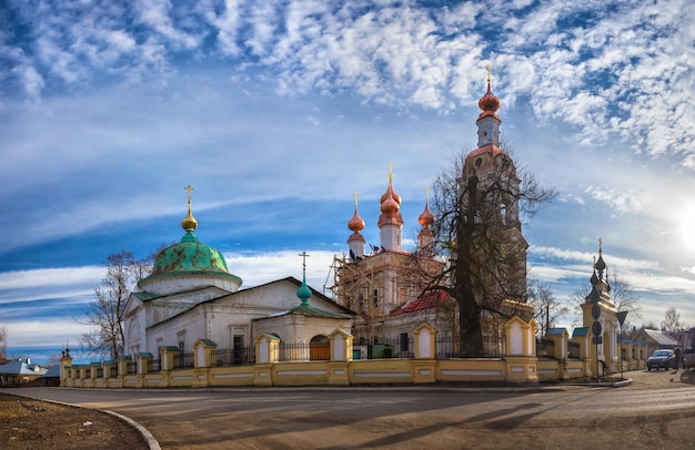 Foto el templo con cúpulas de cobre sobre un cielo azul en plyos