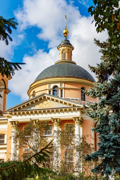 Templo da Grande Mártir Bárbara no Parque Zaryadye em Moscou contra o céu azul