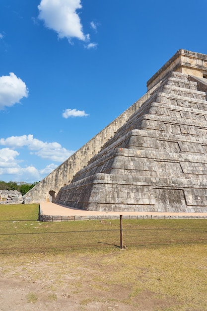 Templo da pirâmide de Kukulkan em Chichen Itza Yucatán México