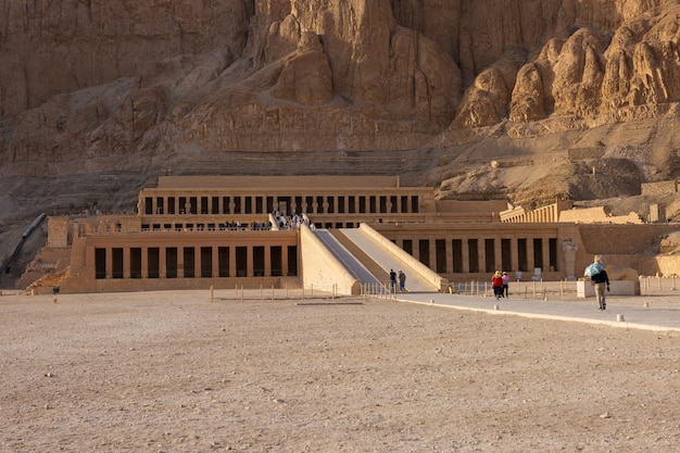 Templo da Rainha Hatshepsut, vista do templo na rocha no Egito