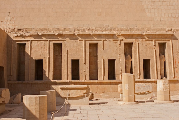 Templo da Rainha Hatshepsut, vista do templo na rocha no Egito