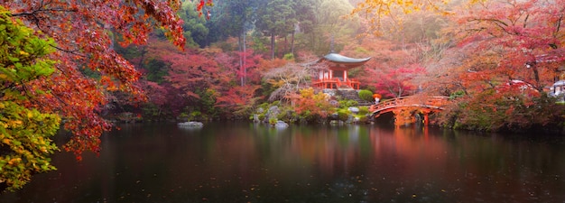 Templo Daigo-ji en otoño