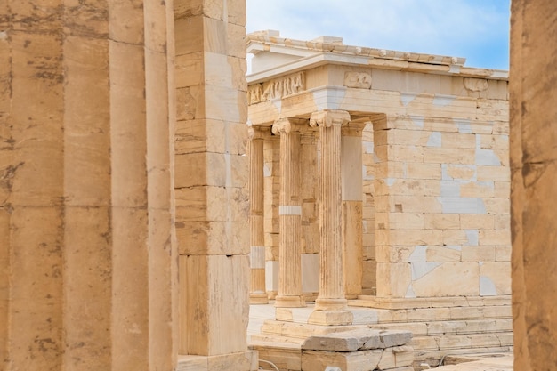 Foto templo de atena nike com colunas na acrópole em atenas, grécia templo totalmente iônico no