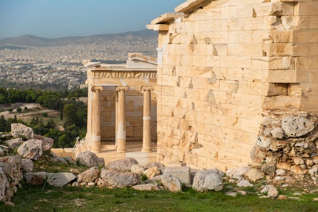 Foto templo de atena nike com colunas na acrópole em atenas, grécia templo totalmente iônico no