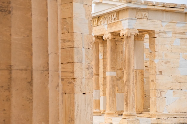 Templo de athena nike com colunas na acrópole em atenas grécia templo totalmente iônico no