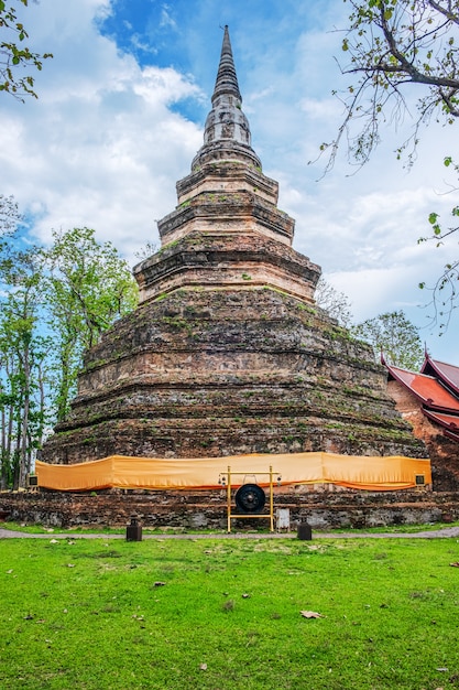 Templo de Chedi Luang de CHIANGSAEN em CHIANGRAI na TAILÂNDIA.