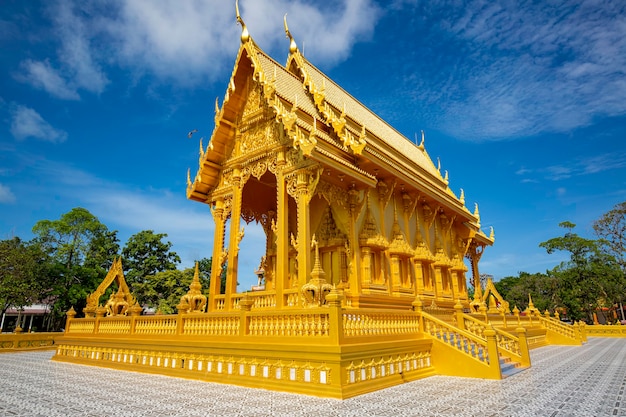 Templo de cor dourada, bela arquitetura artística em Wat Pluak Ket rayong, Tailândia