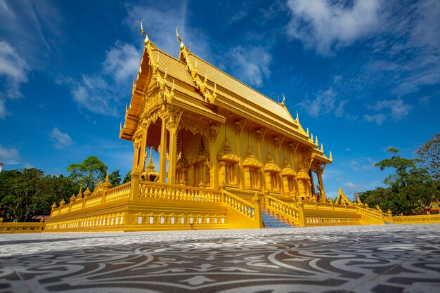 Templo de cor dourada, bela arquitetura artística em Wat Pluak Ket rayong, Tailândia