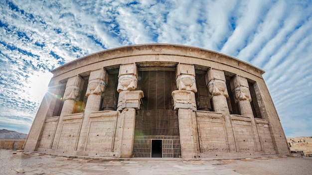 Templo de Dendera ou Templo de Hathor Egito. Complexo do Templo de Dendera, um dos locais de templos mais bem preservados do antigo Alto Egito.