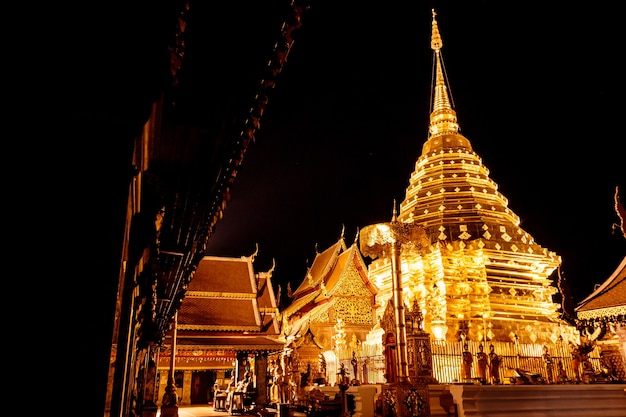 Templo de Doi Suthep em Chiang Mai à noite