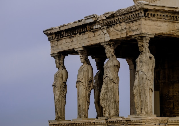 Foto templo de erechtheion com pórtico cariátide na acrópole atenas grécia