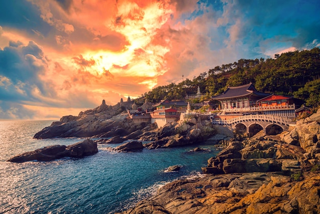 Foto templo de haedong yonggungsa no por do sol em busan, coreia do sul.