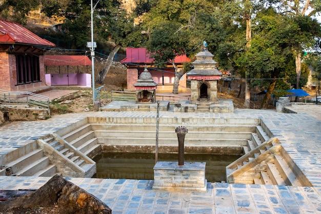 Templo de Indrasthan e lagoa de Indradaha em KaluPande Hills Chandragiri Kathmandu Nepal