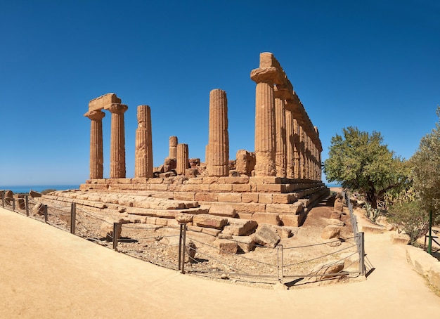 Templo de Juno, Templo de Hera Lacinia, Vale dos Templos, Agrigento, Sicília, Itália. Imagem de banner panorâmica tirada em dia brilhante, céu azul.