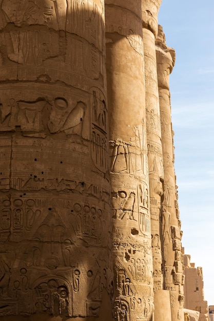 Templo de Karnak As ruínas do templo Hieróglifos em relevo na parede