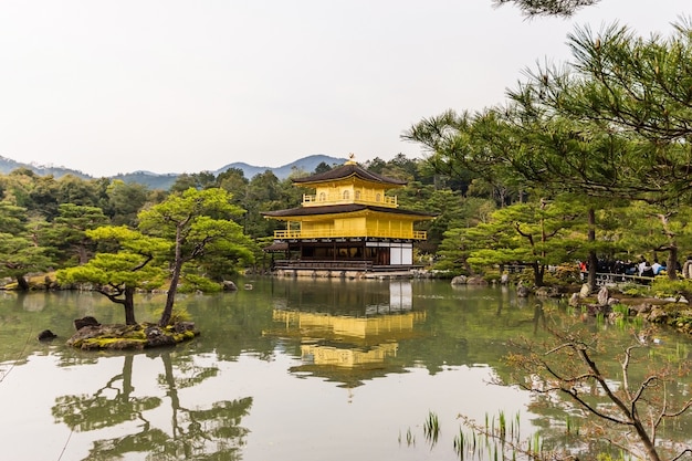 Templo de Kinkakuji de pavilhão dourado em Kyoto, Japão