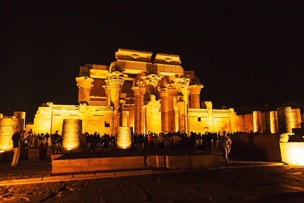 Templo de kom ombo iluminado à noite kom ombo egito 19 de outubro de 2023