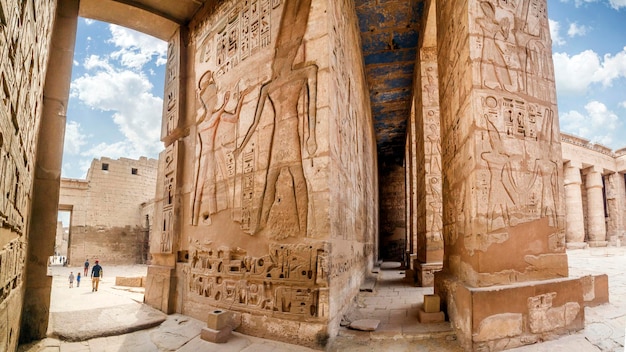 Templo de medinet habu. egito, luxor. o templo mortuário de ramsés iii em medinet habu é uma importante estrutura do período do novo reino na cisjordânia de luxor, no egito