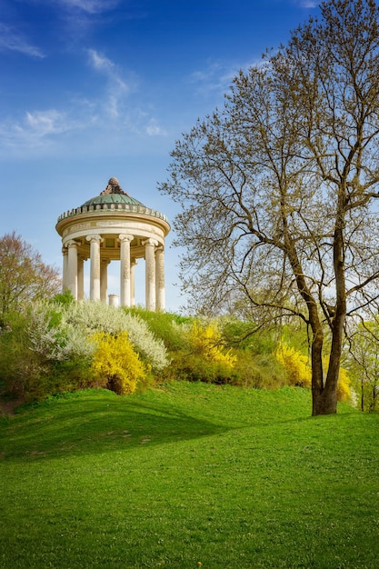 Templo de monopteros no parque público inglês de jardim Munique Baviera Alemanha