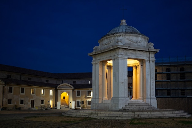 Templo de San Rocco, dentro do edifício pentagonal do século XVIII chamado Mole Vanvitelliana ao entardecer