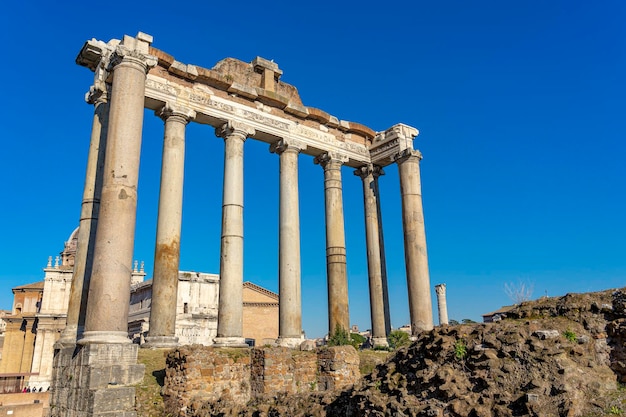 Foto templo de saturno o templo, um dos mais antigos de roma, fica ao pé do capitólio.