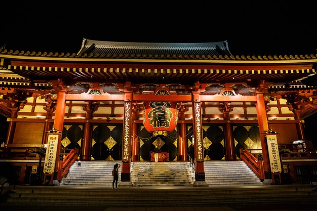 TEMPLO DE SENSOJI, JAPÃO - 25 DE ABRIL DE 2016: A porta do templo de Sensoji na noite.