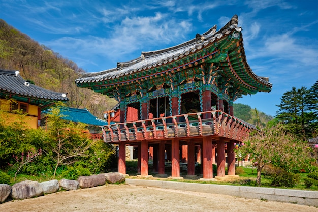 Templo de Sinheungsa no parque nacional de Seoraksan, Seoraksan, Coréia do Sul